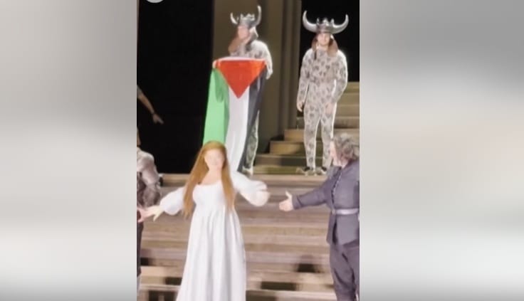 A londoni opera egyik színésze palesztin zászlóval fogadta a tapsot (videó)