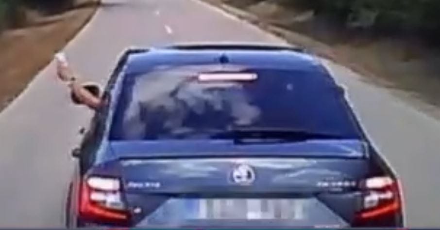 Papírcetlit mutogatva büntetőfékezgetett egy autós a másik előtt – videó