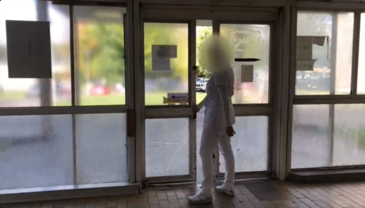 Előbb halálosan megfenyegette, majd megütötte az ápolónőt a nagymama