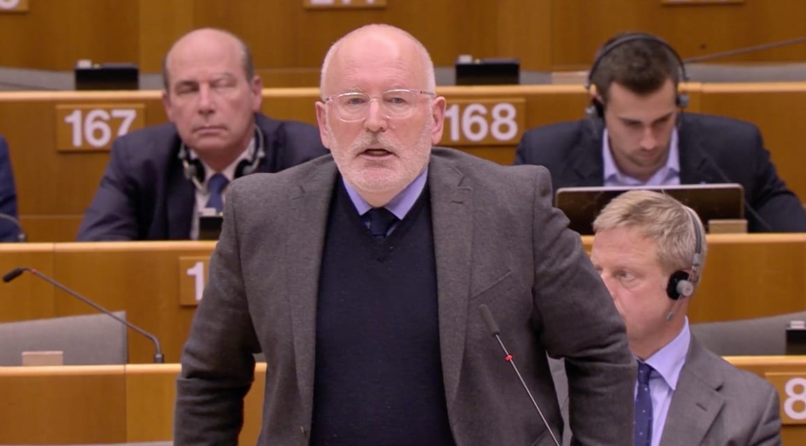Budapestre jön Timmermans a túlóratörvény miatt