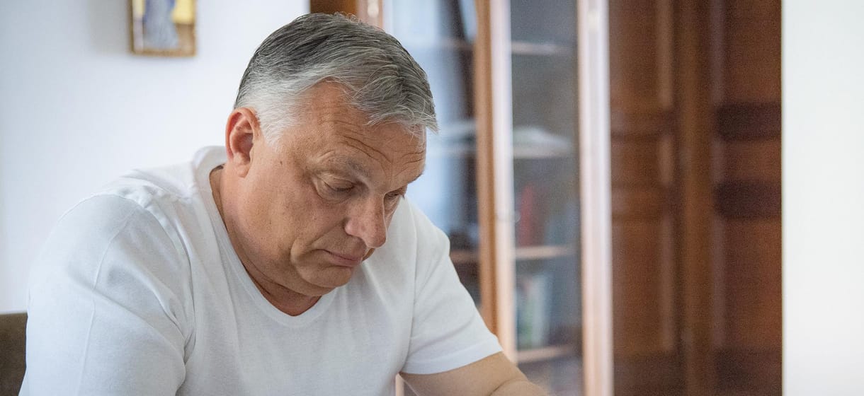 Orbán Viktor fehér pólóban írja az eskütételi beszédét