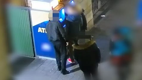 Beadták a külföldi turistának, hogy nem működik az ATM, aztán lenyúlták a kiadott pénzt