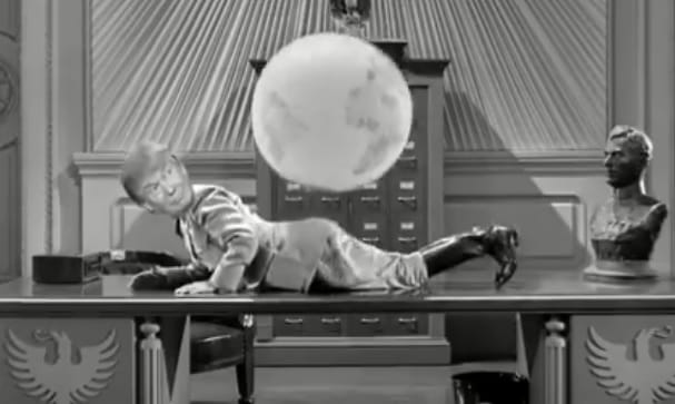 Trump játszadozik a Földdel - nem tudjuk sírjunk vagy nevessünk a Chaplin-ihlette a mémen 
