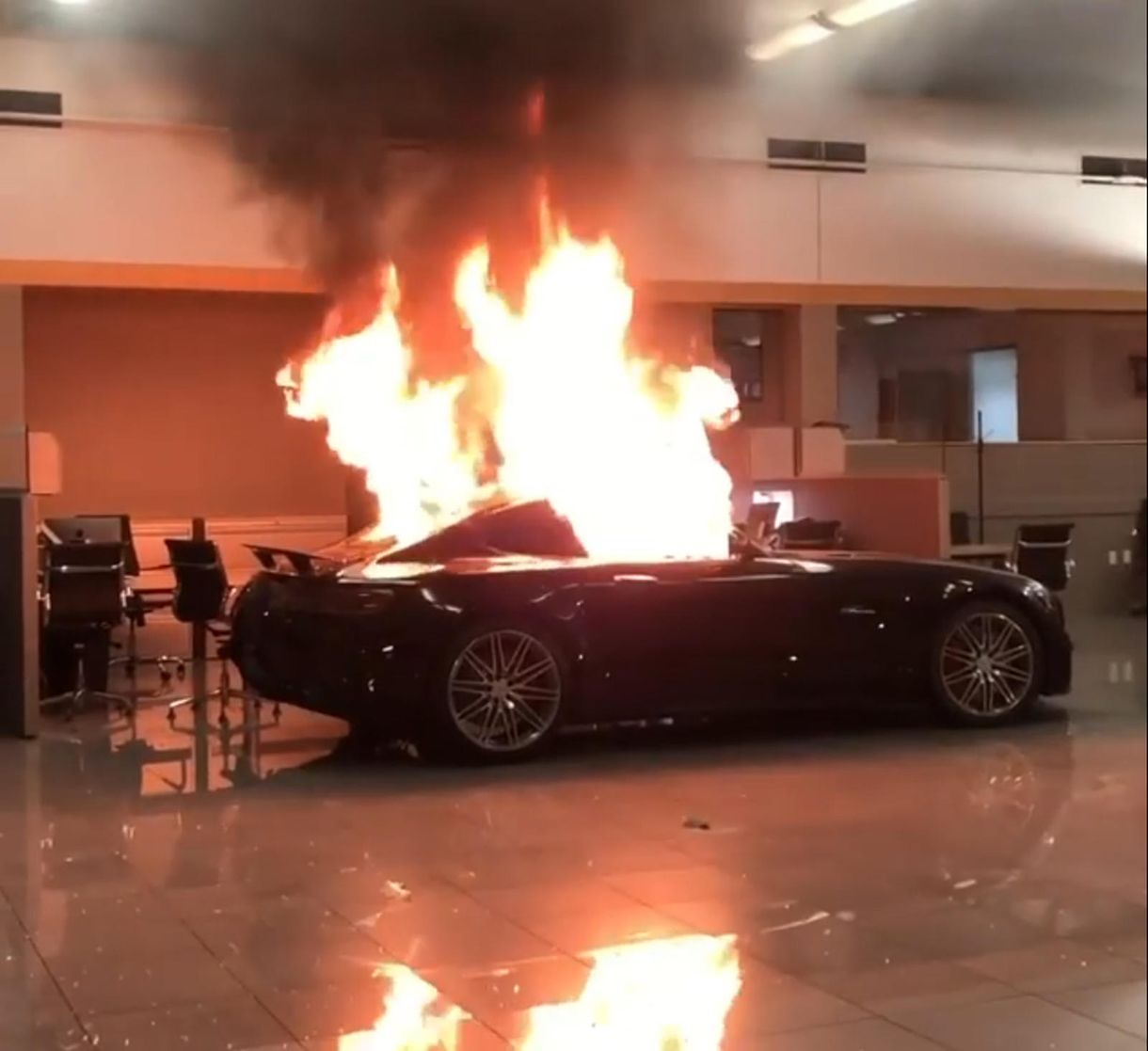 70 autót elloptak, egy Mercedes-AMG-t felgyújtottak Kaliforniában