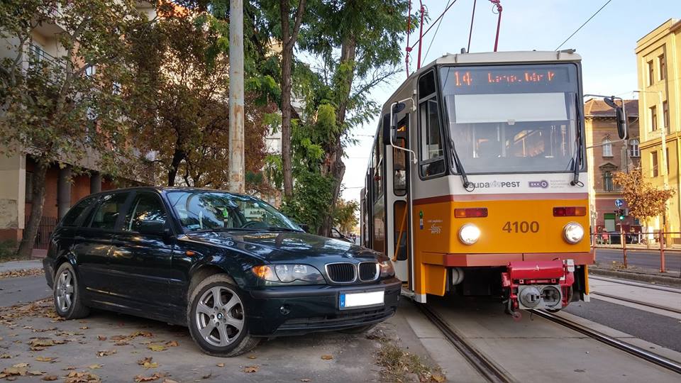 Bunkó BMW-s blokkolta a 14-es villamost – fotó