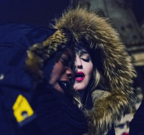 Videó: Madonna Párizsban adott meglepetéskoncertet