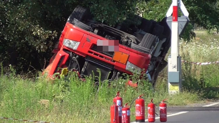 Veszélyes anyaggal borult fel egy kamion – napok óta tart a mentés