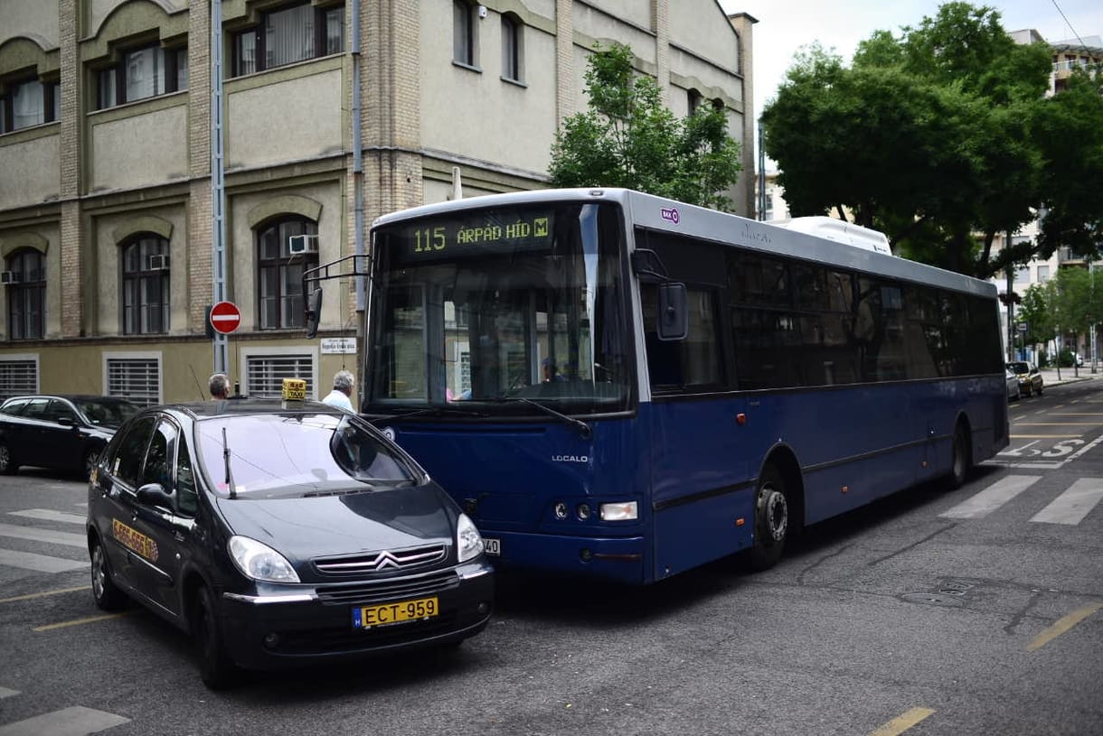 Busz és taxi ütközött Budapesten
