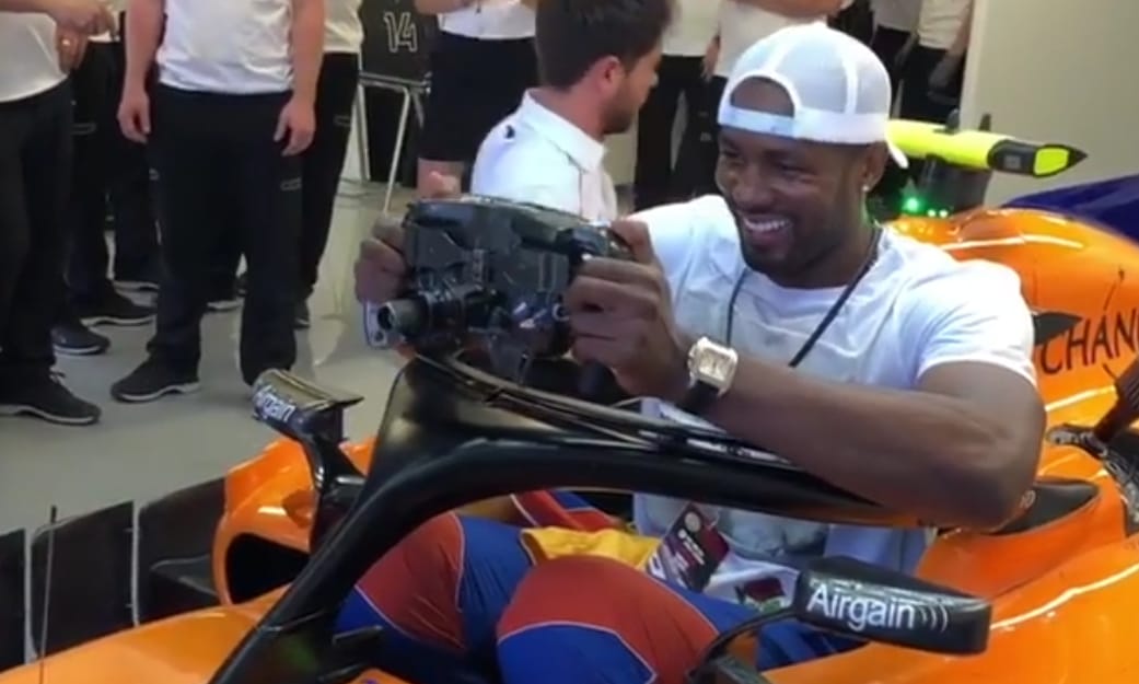 A nap videója: Ezért nem kosárlabdázók vezetik az F1-autókat