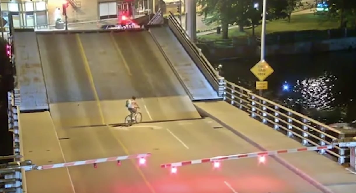 Fel akart tekerni a hídra a kerékpáros, nagyon rosszul járt – videó