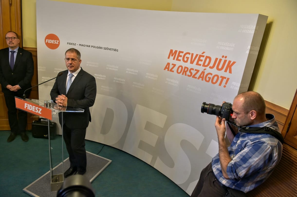 Kósa Lajos lebohócozta a Jobbik elnökét