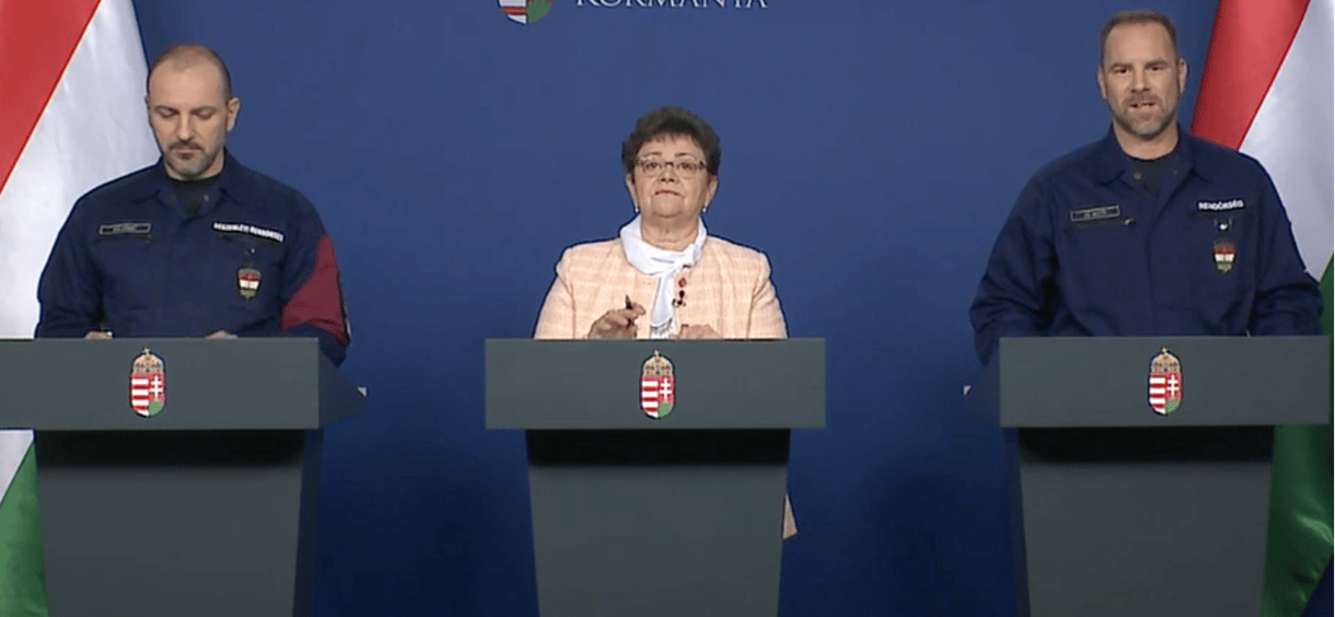 A parlamenti ciklus mémekben: Ereszcsatornán és biciklin jártuk végig a 2020-as járványidőszakot