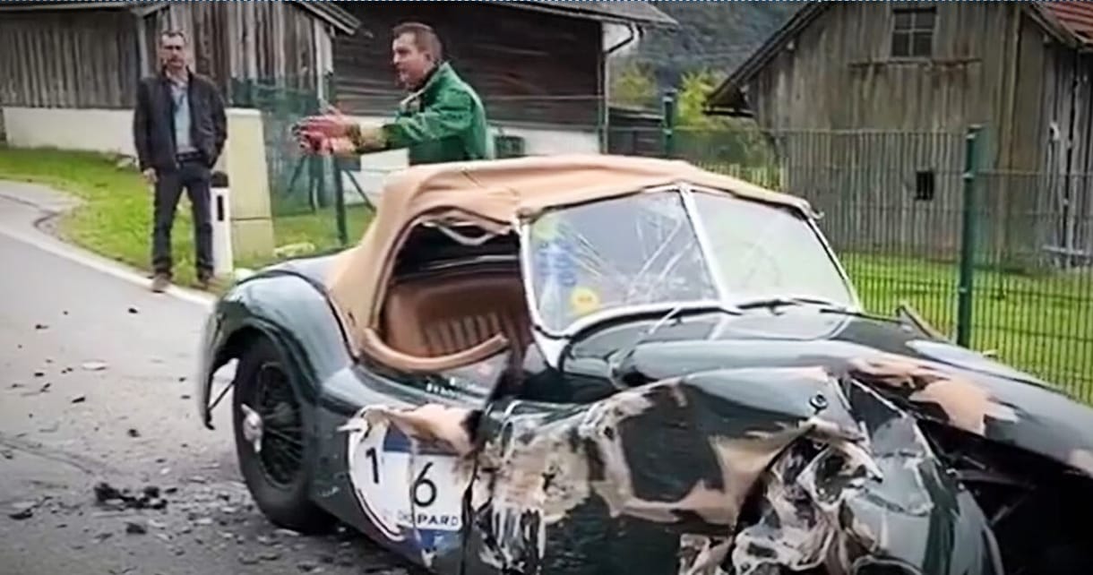 A telefonját nézte egy magyar nő, amikor nekihajtott egy 76 éves oldtimer Jaguárnak Ausztriában