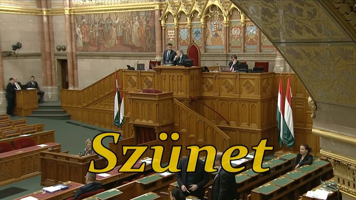 Lezsák Sándortól nem lehet megkérdezni, miért rekesztette be az ülést