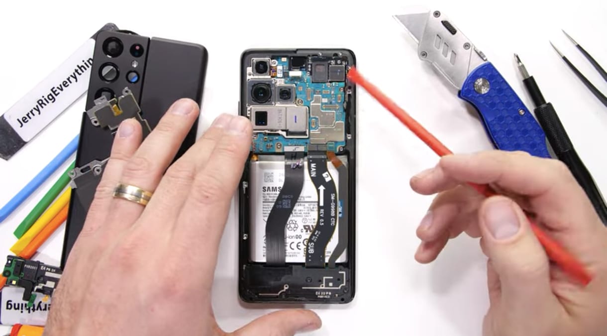 Szétszedték a Samsung Galaxy S21 Ultrát, ezt rejti a belseje – videó