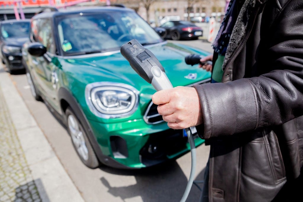 2025-ben rekordmértékben nőhet a plug-in- és villanyautó-piac