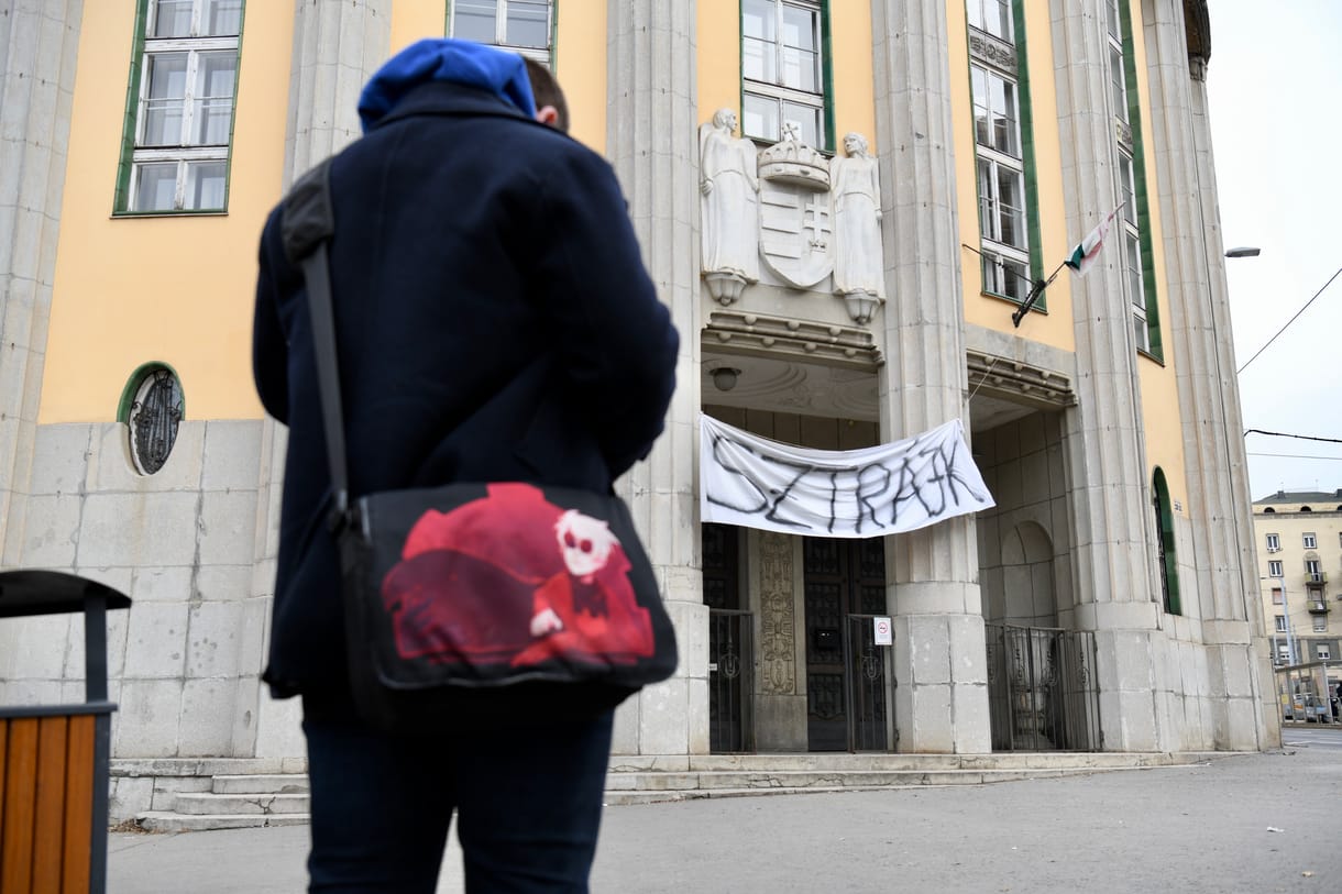 Bírósághoz fordulhatnak a pedagógus szakszervezetek a felfüggesztett tébék miatt
