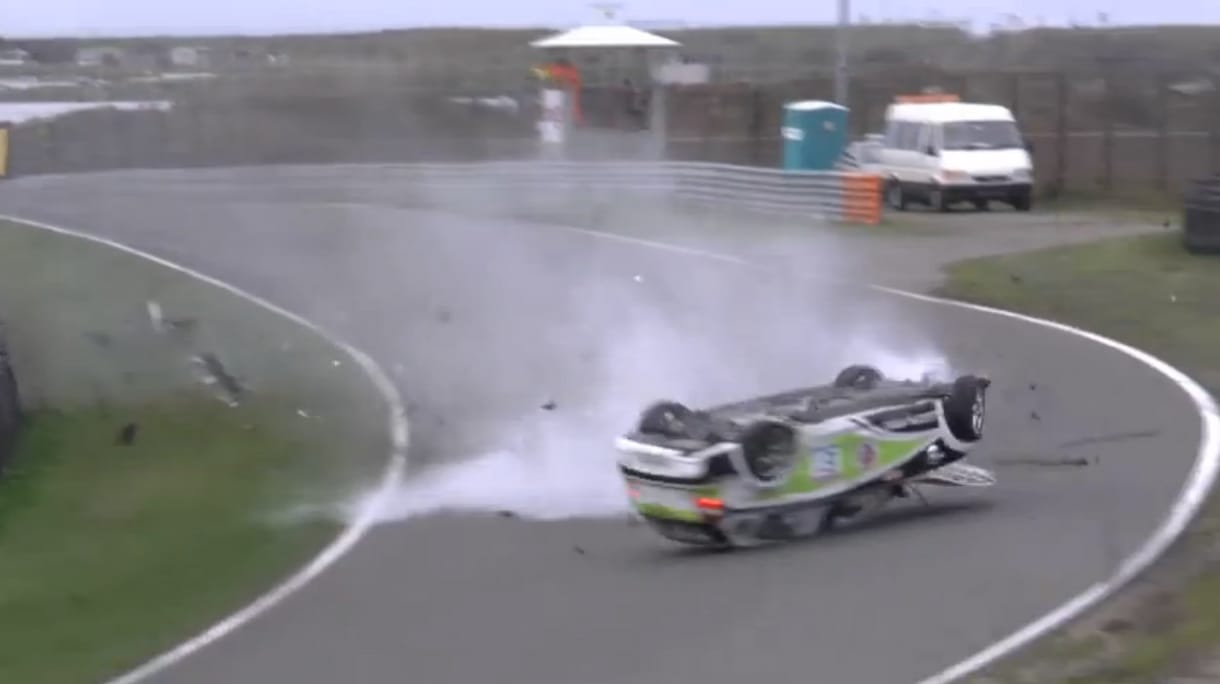 Így kell ripityára törni egy 1-es BMW-t - videó