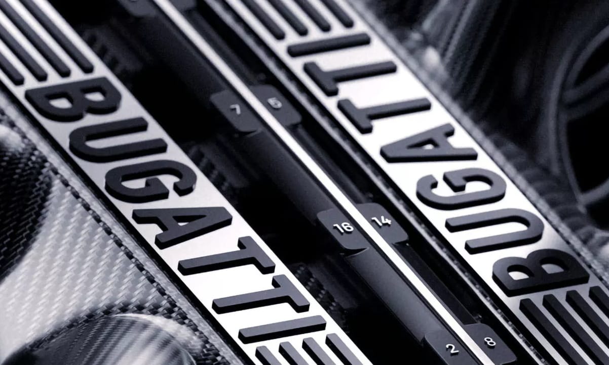 A Bugatti kitart a 16 henger mellett