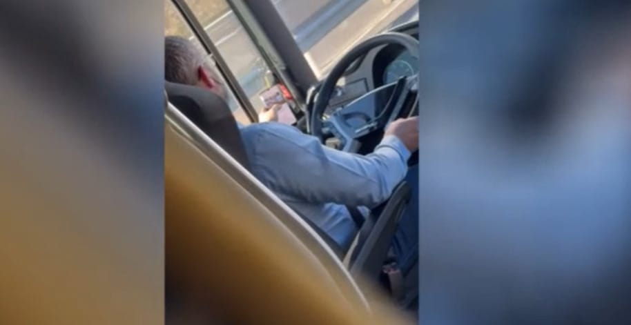 Hosszasan pörgette a mobilján a hírfolyamot egy buszsofőr százas tempónál – videó
