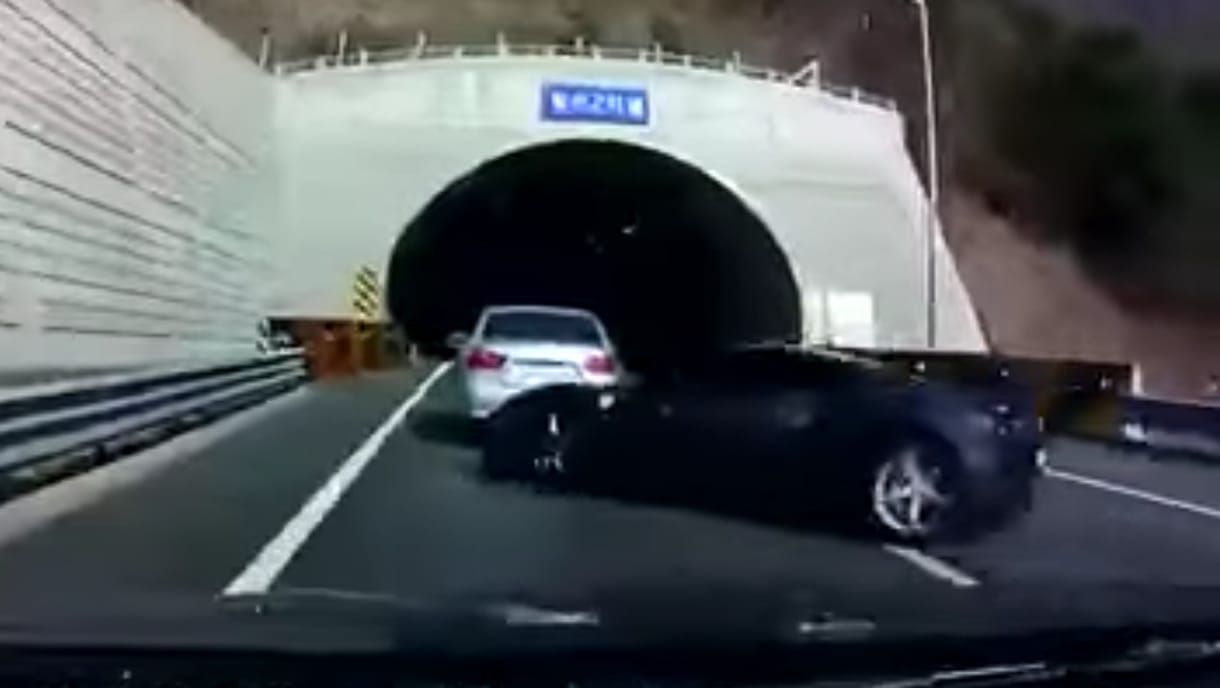 Tilosban előzött, összetörte a 70 milliós Ferrarit – videó