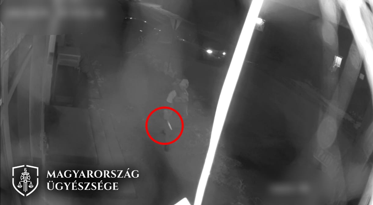 Egyik késsel fenyegette a rendőröket, a másik lefejelte – mindkettőt letartóztatták