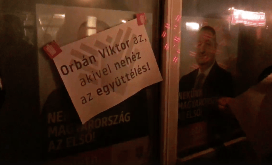 Orbán-ellenes feliratokkal ragasztották tele Németh Szilárd irodáját