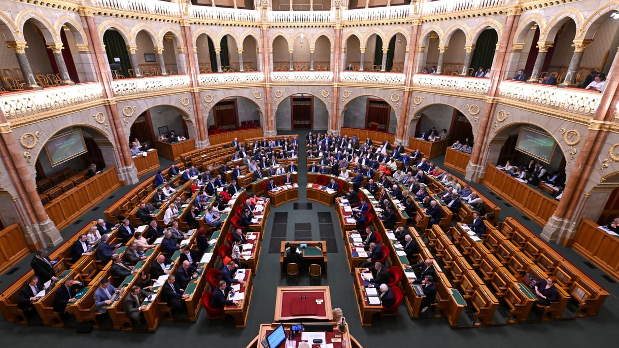 „Az oroszok már a spájzban, illetve már a külügyminisztérium szerverszobájában vannak” – így zajlott péntek este a rendkívüli parlamenti ülés