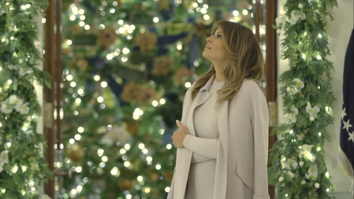 Melania Trump lecserélte az agresszív vérvörös fenyőket a Fehér Házban