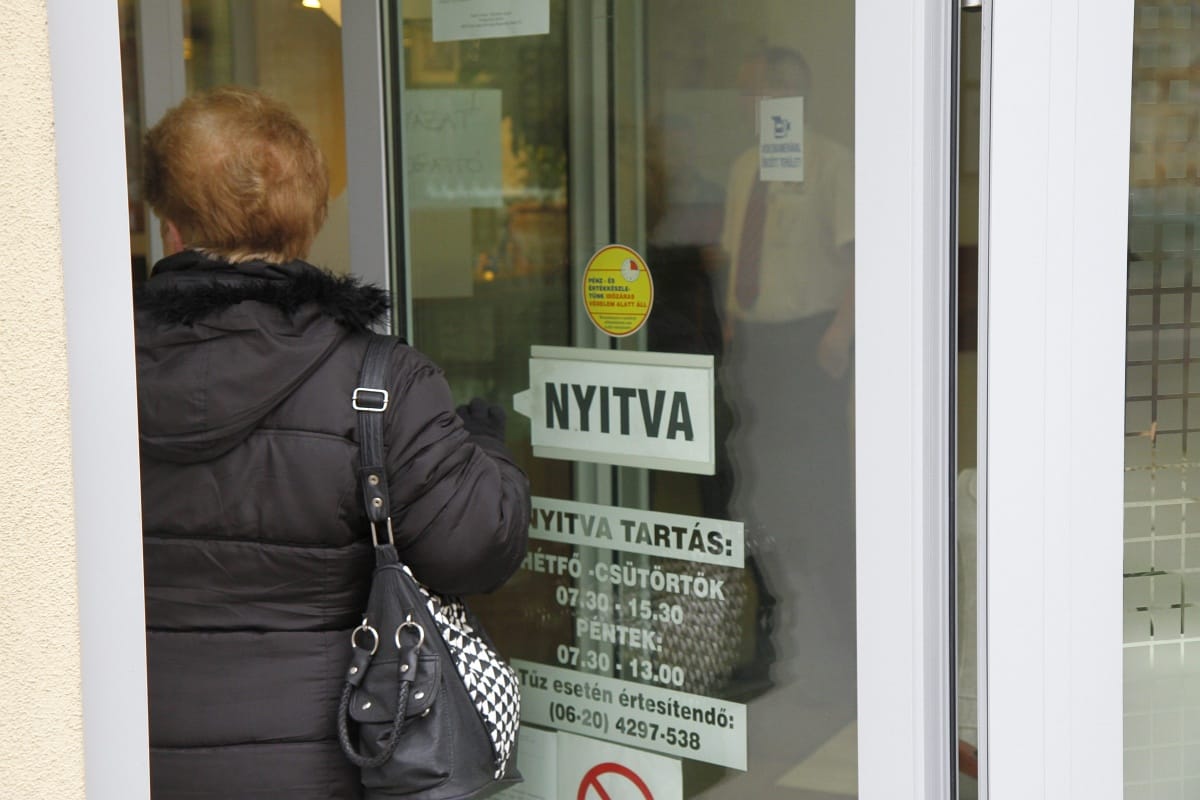 Átvilágítják az ügyfeleiket a bankok – nem indíthatnak banki műveleteket, akik megbuknak