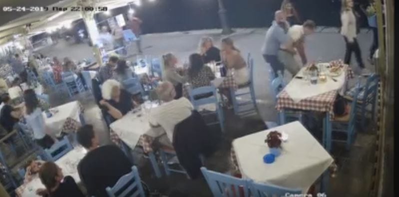 Így menti meg egy görög éttermes a fuldokló vendége életét (videó)