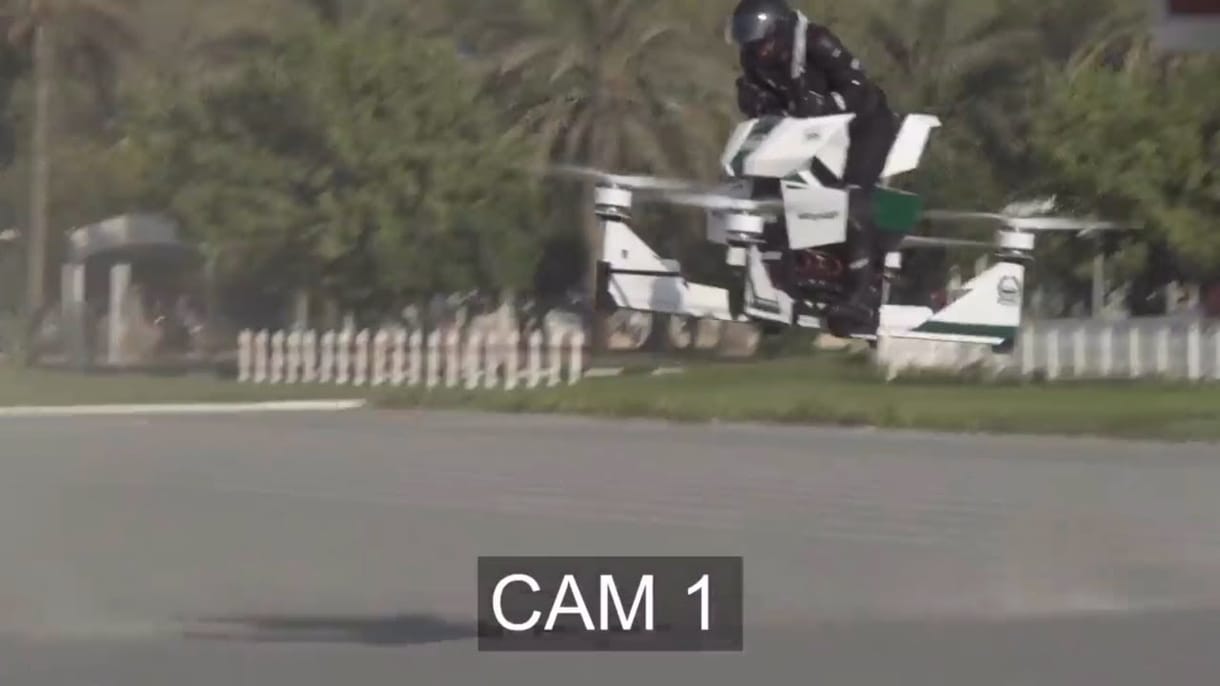 Megvadult a repülő motor a dubaji rendőr alatt – videó
