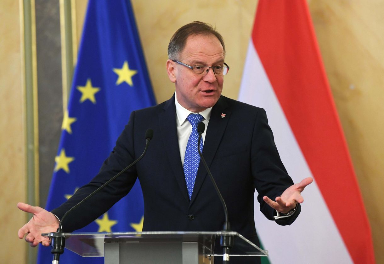 Navracsicstól kért elnézést az EU-s költségvetési biztos egy egyetemeket érintő szabálytalanság miatt