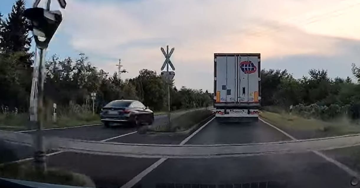 Egy Audi sofőrje megmutatta: vasúti átjáróban is lehet előzni – videó  