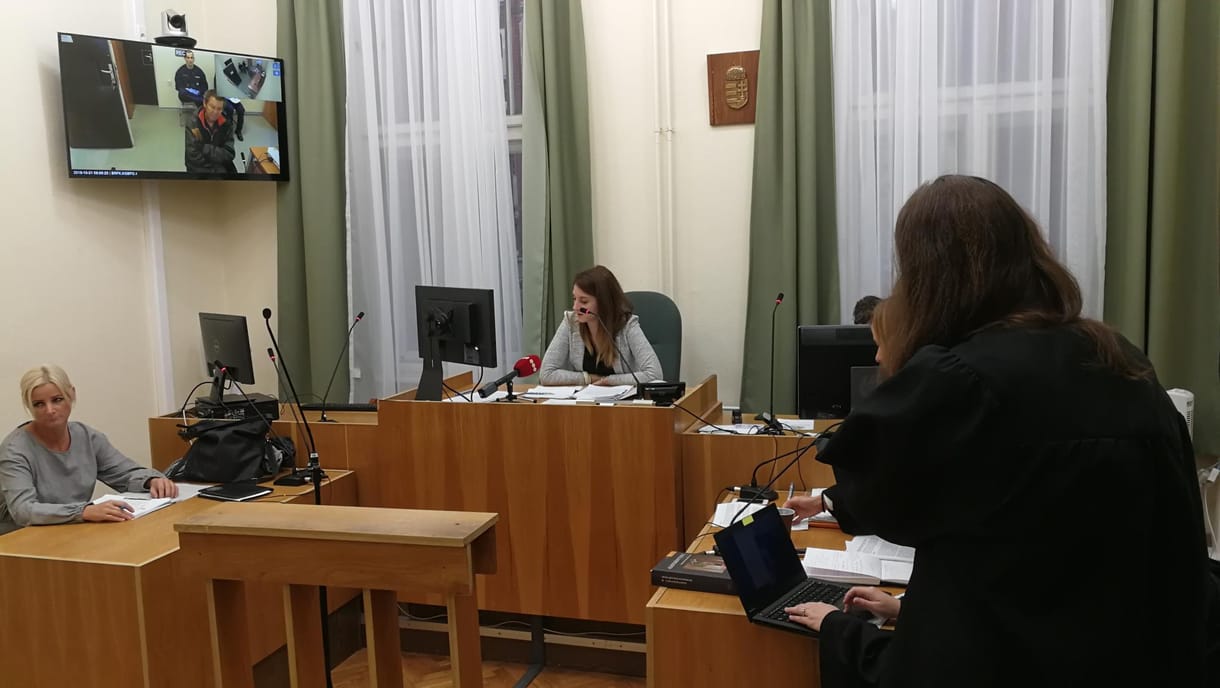 Gerinctörés, csuklótörés, bordatörés: előállított az újabb hajléktalanper tárgyalásán