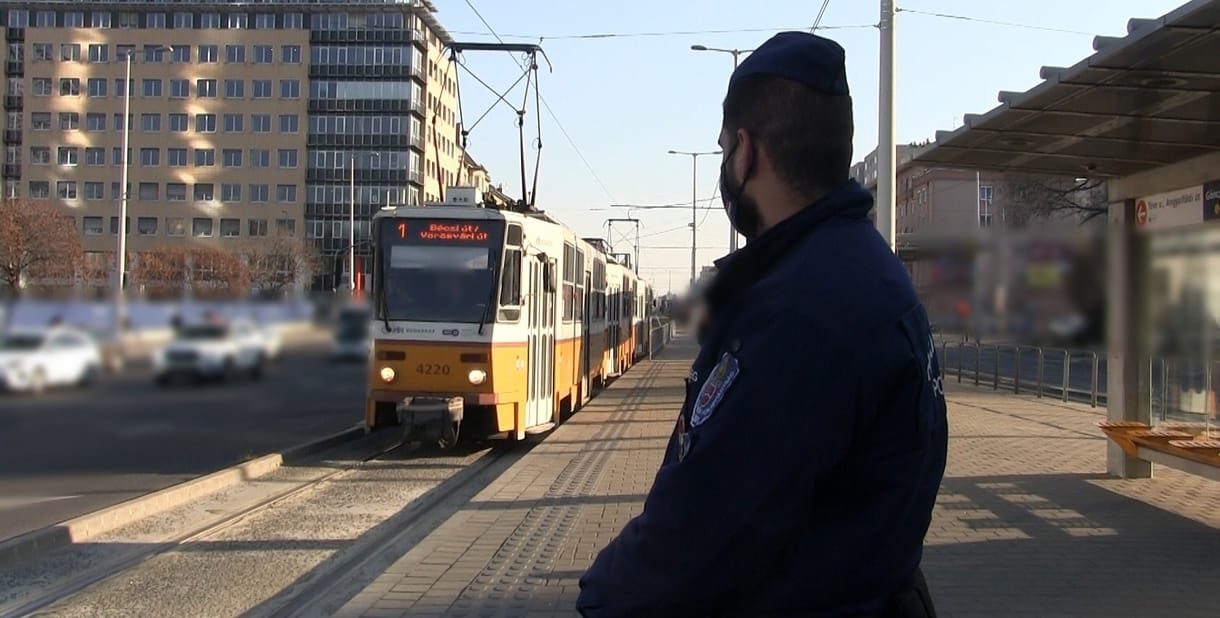 Az 1-es villamos vonalán razziáztak a rendőrök