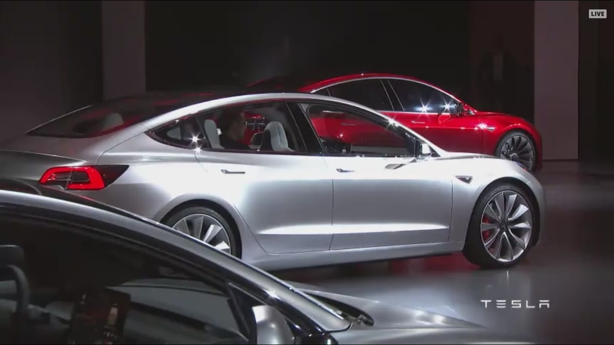 344 km-es hatótávval és önvezető móddal mutatta be Elon Musk a Tesla Model 3-at