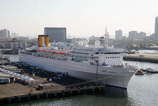 Jól vannak a Costa Allegra utasai, de csak holnap érnek partot