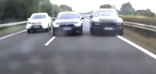 Ilyen, amikor semmi nem számít: videón egy BMW és Porsche életveszélyes mutatványa az M7-esen
