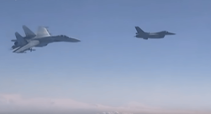 Videó: Szu-27-es és F-16-os kakaskodik a miniszter gépe mellett