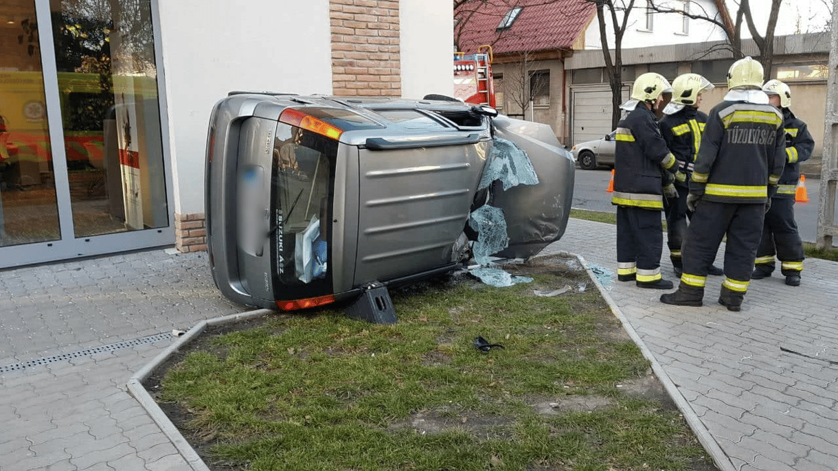 Fotó: Felborult egy autó a Teve utcában