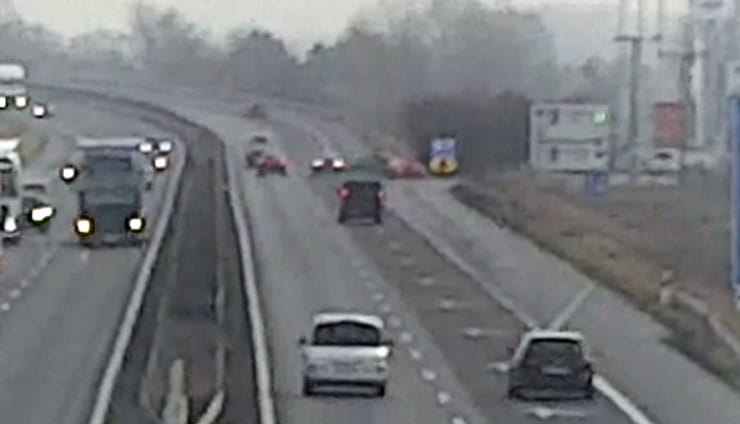 Videó: Baleset lett a vége, hogy tolatni kezdett egy autós az M1-esen
