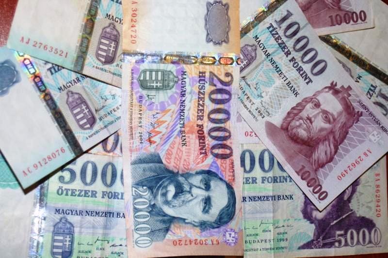 Még mindig 301 forint felett az euró