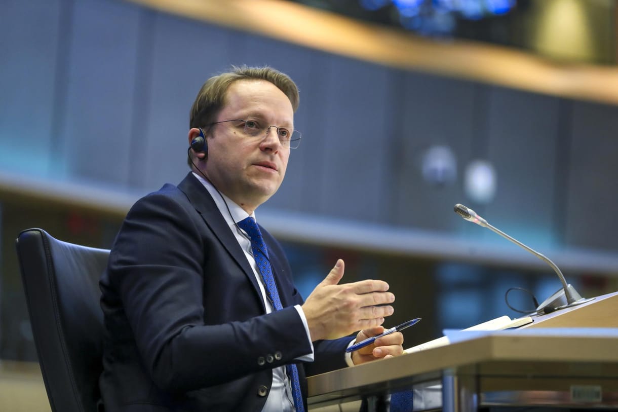 Minszkbe menne tájékozódni az EU magyar biztosa