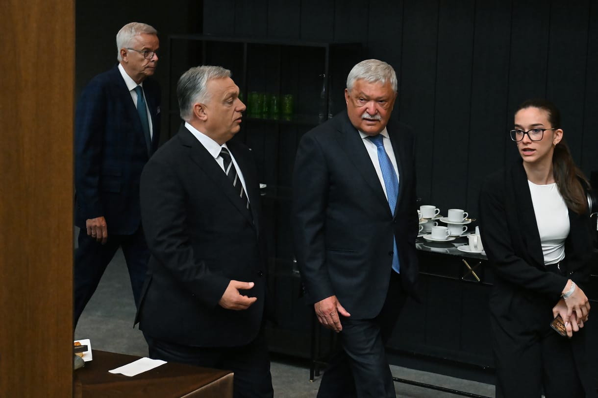 Orbán Viktor életében először elment az OTP közgyűlésére, hogy végül Magyar Péteren viccelődjön