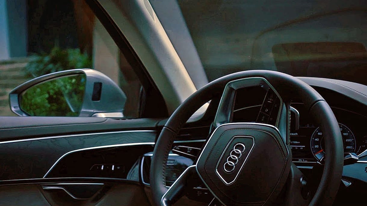 Így véd az új Audi A8 az egyik legcsúnyább ütközésfajtánál – videó