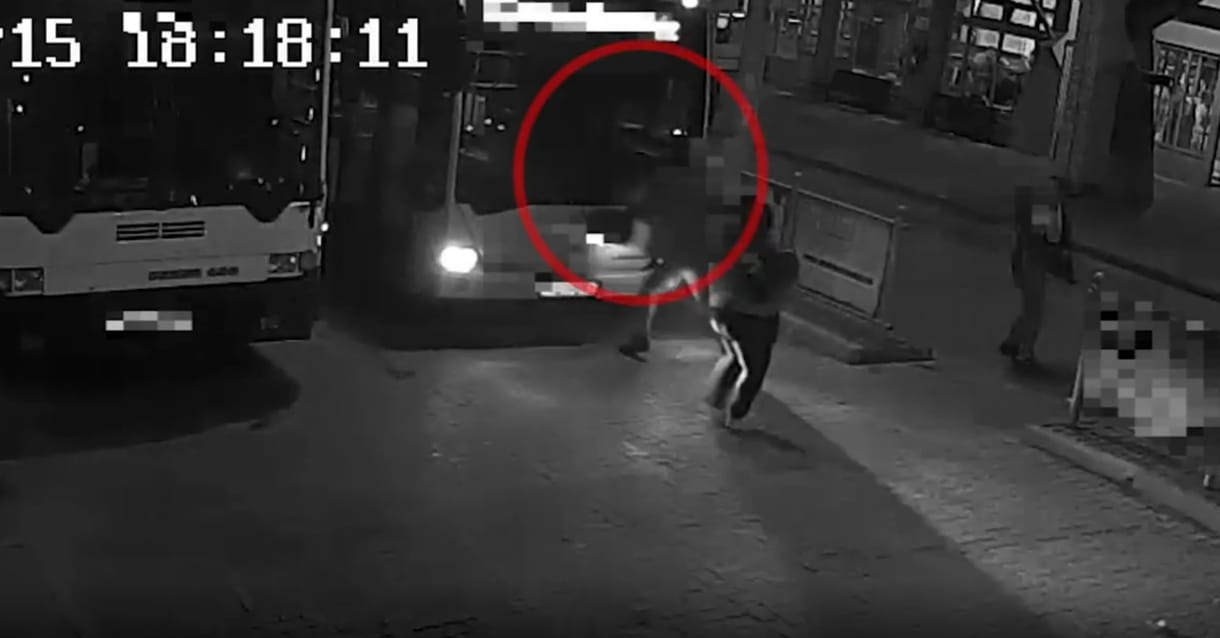 Befejelte egy busz szélvédőjét egy nagykőrösi férfi