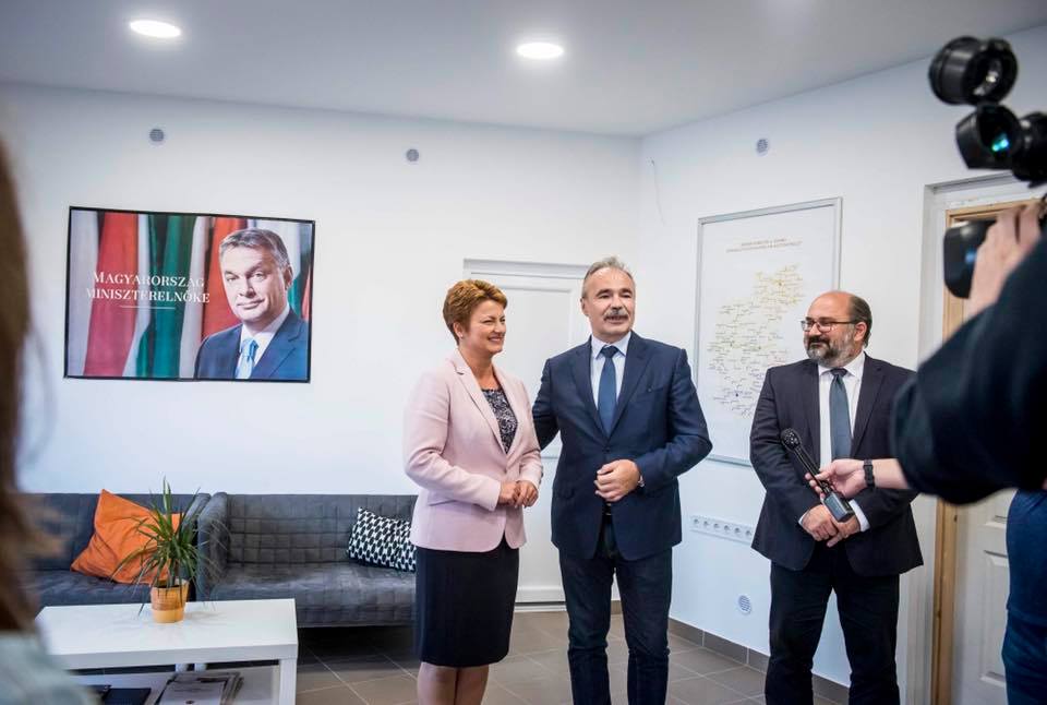 Gigantikus Orbán Viktor-portré figyeli a szentlőrincieket