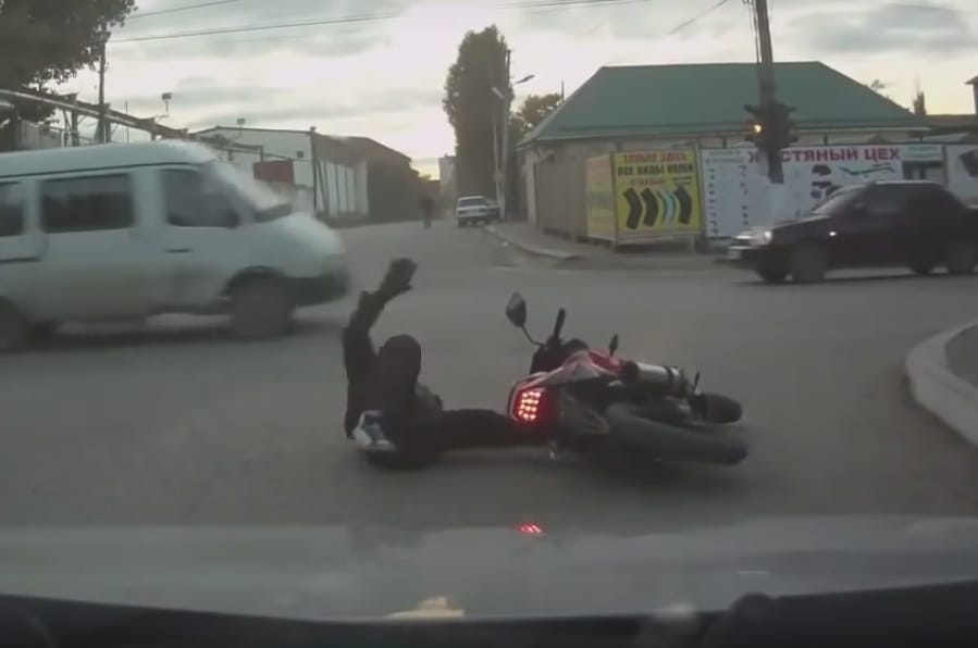 Szinte sajnálja az ember ezt a részeg orosz motorost – videó