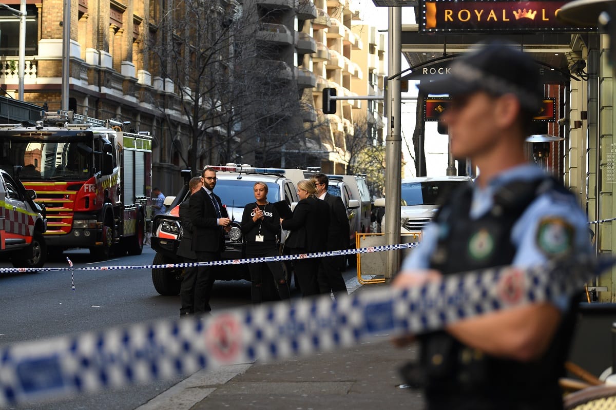 Késsel támadt járókelőkre egy férfi Sydney-ben